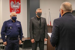 nagrodzony policjant i przedstawiciel izby ubezpieczeniowej