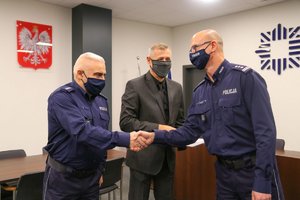 nagrodzony policjant i przedstawiciel izby ubezpieczeniowej