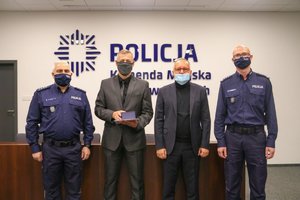 nagrodzony policjant i przedstawiciel izby ubezpieczeniowej