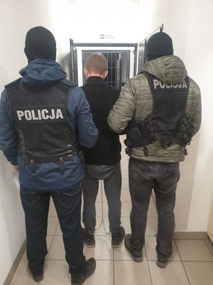 zatrzymany w asyście policjantów