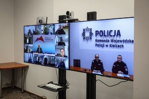 policjanci podczas odprawy rocznej