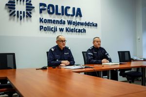 policjanci podczas odprawy rocznej