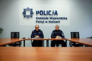 policjanci podczas odprawy rocznej