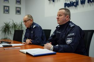 policjanci podczas odprawy rocznej