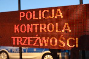 policjanci podczas kontroli trzeźwości