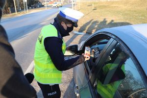 policjanci podczas kontroli trzeźwości