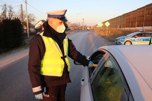 policjanci podczas kontroli trzeźwości