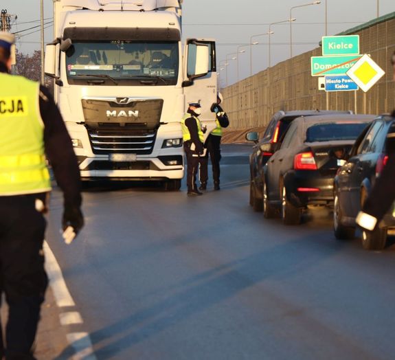 policjanci podczas kontroli trzeźwości