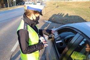 policjanci podczas kontroli trzeźwości