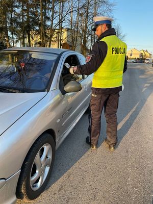 policjanci podczas kontroli trzeźwości