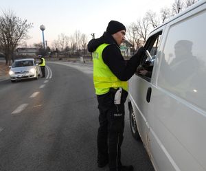 policjanci podczas kontroli trzeźwości