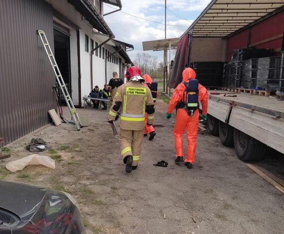 zabezpieczone beczki z materiałem niebezpiecznym