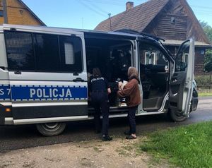 policjanci pomagają kobiecie