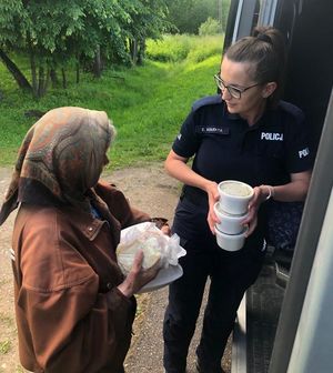 policjanci pomagają kobiecie