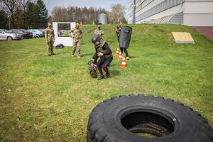 uczestnicy terenowej gry