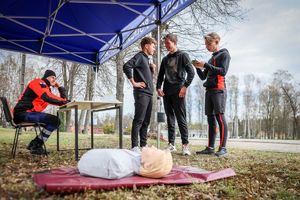 uczestnicy terenowej gry