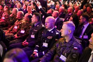 Międzynarodowy Salon Przemysłu Obronnego z udziałem policjantów